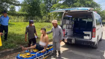 Bất ngờ đâm người khác bị thương rồi xin lỗi do... nhầm lẫn