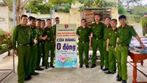 Khởi động mô hình “Cửa hàng 0 đồng” của Công an xã Công Hải dành cho người nghèo khó