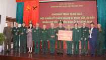 Thứ trưởng Trần Quốc Tỏ và Đoàn ĐBQH tỉnh Bắc Ninh tặng quà các chiến sĩ cách mạng bị địch bắt tù đày