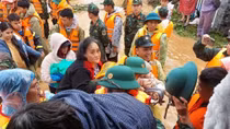 Công an các đơn vị, địa phương khẩn trương sơ tán người dân ra khỏi khu vực nguy hiểm, bị nước lũ cô lập