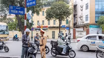 Xử lý mạnh hành vi đi ngược chiều, chạy xe máy lên vỉa hè và vượt đèn đỏ
