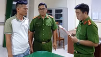 Bắt chủ cơ sở luyện nhôm tái chế đổ hơn 100 tấn chất thải ra môi trường