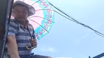 Những người buôn… nước biển