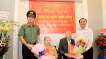Trao huy hiệu 80 và 60 năm tuổi Đảng tặng vợ chồng đồng chí Phạm Mân