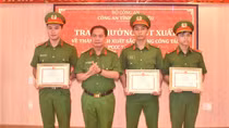 Khen thưởng tập thể, cá nhân có thành tích dập tắt vụ cháy trong bệnh viện