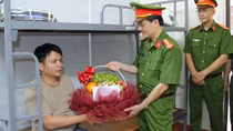Đại uý Công an bị thương khi khống chế tội phạm ma tuý
