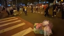 Các bạn trẻ tự nguyện dọn rác sau đêm sơ duyệt
