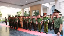 Công an Thủ đô dâng hương tưởng niệm các anh hùng, liệt sĩ trong ngày Đại lễ 30/4