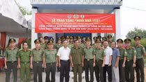 Công an cửa khẩu Tân Sơn Nhất tặng nhà lực lượng ANTT cơ sở và trao quà học sinh nghèo