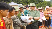 Sắc áo xanh giữa dòng lũ xiết