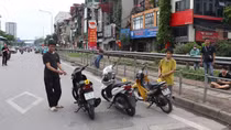 Mâu thuẫn trong làm ăn, 4 đối tượng rủ nhau chặn đánh người, cướp xe máy