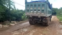 Dân bức xúc vì những “bẫy giao thông” từ xe tải nặng chở đất
