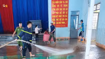 Công an Gia Lai khẩn trương hỗ trợ các trường học ở vùng bị ngập lụt