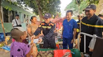 Đoàn CNCH Bộ Công an Việt Nam hỗ trợ bệnh nhân đang điều trị tại bệnh viện ở Myanmar