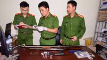 Kẻ "ngáo đá" đến Công an phường khai nhận dùng ma túy có 3 khẩu súng và 39 viên đạn