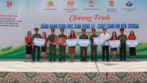 Đồng hành với học sinh vùng lũ, chắp cánh em tới trường