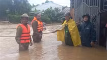 Công an xung kích bám địa bàn, giúp dân vượt qua bão lũ