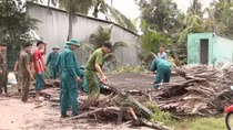 Công an xã ở Cà Mau giúp dân khắc phục hậu quả thiên tai