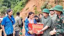 Trực thăng vận tải hàng cứu trợ khẩn cấp lên các điểm bị lũ cô lập ở Điện Biên
