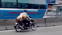 Truy tố nam thanh niên tăng ga bỏ chạy khiến CSGT phải vắt vẻo trên yên xe máy