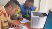 Vụ người đàn ông ngồi trên nắp capo ô tô: Xuất phát từ va chạm giao thông