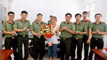 Ngày cuối tuần, Công an đến tận nơi làm việc để cấp định danh điện tử cho người nước ngoài