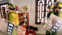 Cảnh sát khống chế người cha nhốt, đánh con suốt 7 giờ