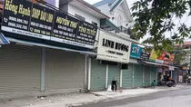 Đằng sau những cánh cửa đóng im lìm