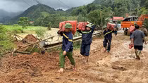Công an Thanh Hóa vận chuyển lương thực hỗ trợ 520 hộ dân bị mưa lũ chia cắt