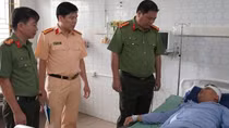 Thăm hỏi cán bộ Công an xã bị thương khi làm nhiệm vụ