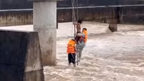 Giải cứu người đàn ông mắc kẹt tại trụ cầu giữa dòng lũ dữ