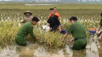 Công an TP Hà Nội hỗ trợ nhân dân sớm ổn định cuộc sống sau mưa lũ