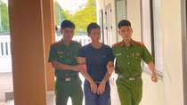 Khống chế đối tượng mang dao xông vào trụ sở Công an xã gây rối