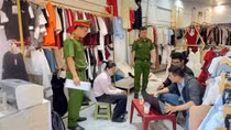 Mở shop bán quần áo rồi bắt mối... môi giới mại dâm