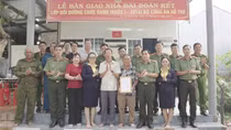 Công an Cà Mau bàn giao nhà Đại đoàn kết tại xã Tạ An Khương