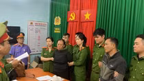 Bắt cặp vợ chồng “hờ” đặt làm giả hàng loạt giấy phép lái xe