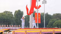 Hàng nghìn người dân tham dự Lễ Thượng cờ tại Quảng trường Ba Đình