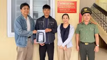Thanh niên bất ngờ nhận được 650 triệu đồng đến gặp Công an nhờ tìm người chuyển nhầm