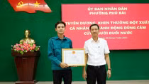 Người thợ xây không ngại hiểm nguy, lao xuống hồ nước sâu cứu học sinh đuối nước