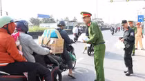 Những món quà tặng ấm lòng người dân trên đường về quê đón Tết