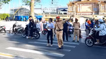 Công an đảm bảo trật tự, giúp đỡ phụ huynh, thí sinh tại các điểm thi