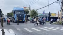 Đi xe máy chuyển hướng bất cẩn khiến người ngồi sau bị tai nạn tử vong