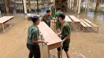 Tuổi trẻ Công an Khánh Hoà hỗ trợ các trường học khắc phục hậu quả lũ lụt