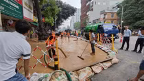 Huy động tối đa nhân lực, khắc phục sự cố tràn bùn trên phố Cát Linh