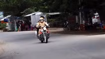 3 thí sinh ngủ quên được Cảnh sát đón đến trường thi bằng xe mô tô đặc chủng