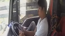 Tài xế container "dán mắt" vào điện thoại lướt Tiktok khi đang chạy trên cao tốc