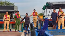 Bắt quả tang 9 đối tượng khai thác trái phép cát trên sông Hậu