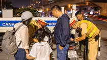 Cụng ly mừng 20/10, nhiều ông chồng vi phạm nồng độ cồn vẫn chở vợ, con ra phố