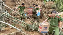 Thanh Hoá: Công an xã tiếp cận và hỗ trợ người dân bị cô lập do bão số 5