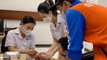 Bệnh cúm vào mùa, nhiều trẻ em phải nhập viện